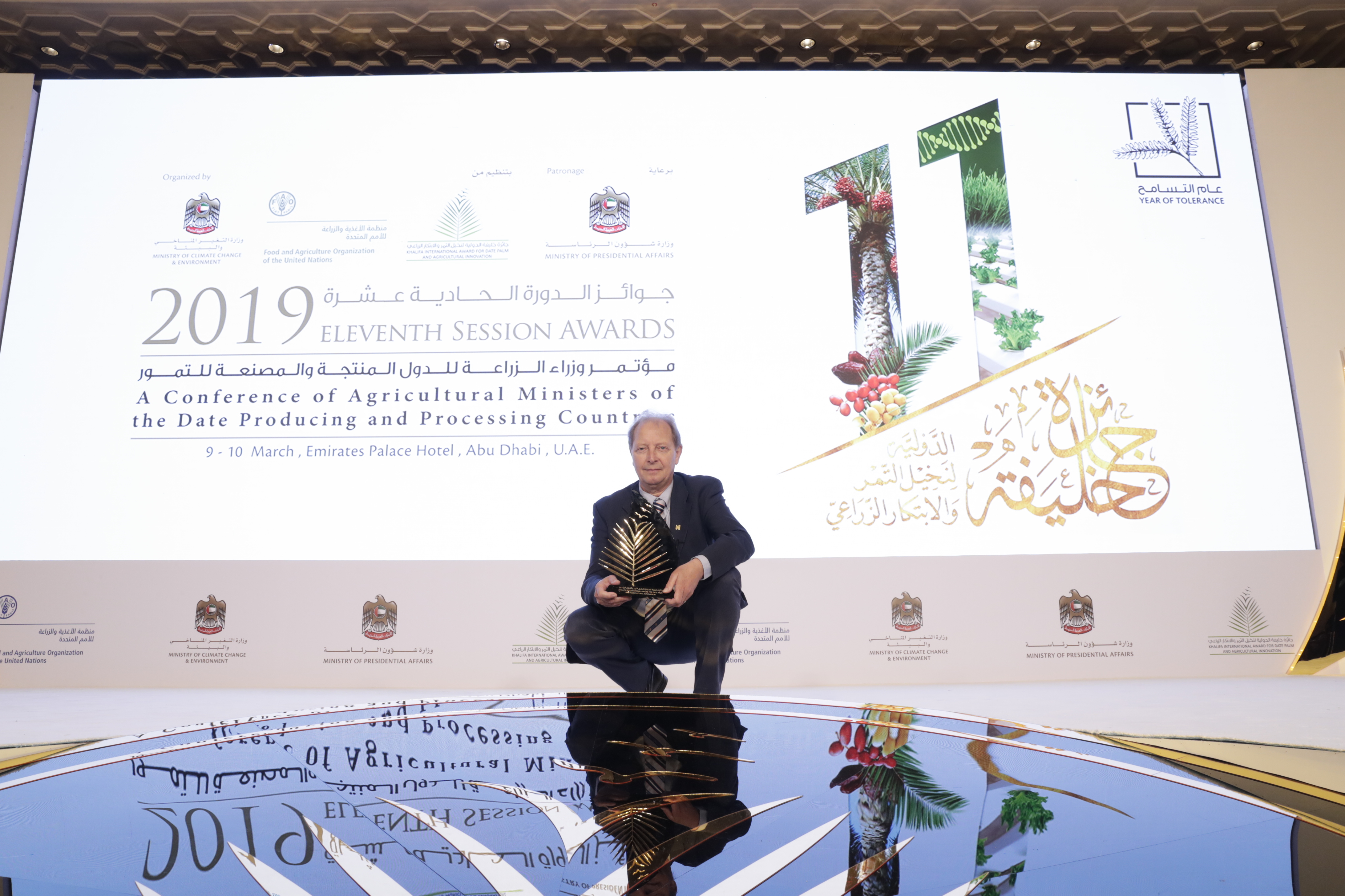 20190311-Pieter-Hoff-collects-the-prize-for-the-Khalifa-International-Date-Palm-Award-in-Abu-Dhabi